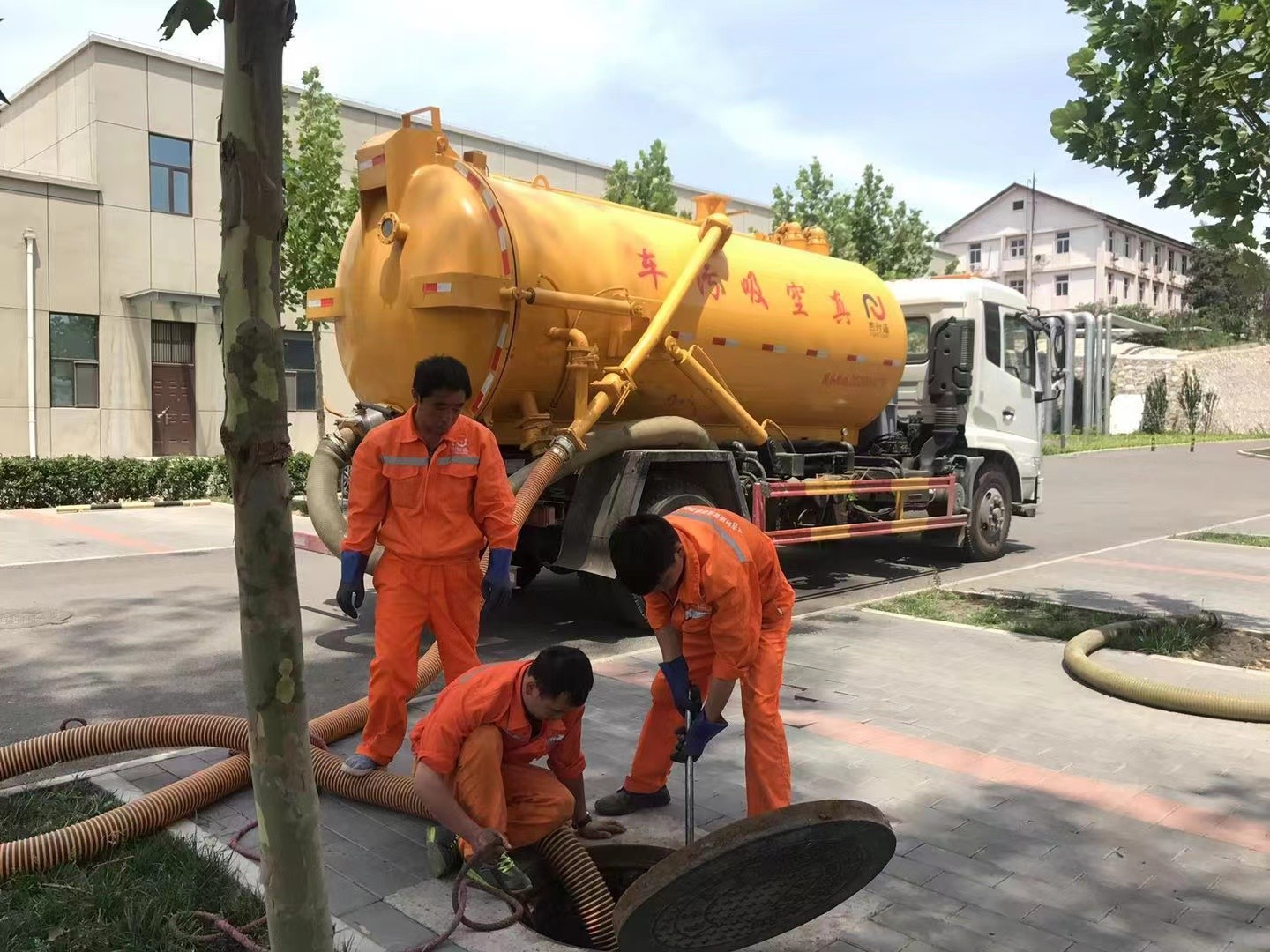 蛟河管道疏通车停在窨井附近